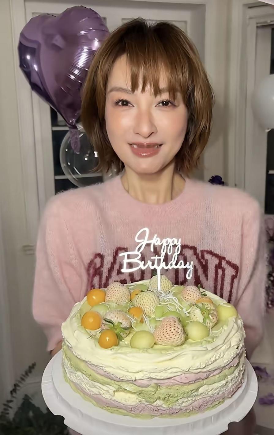 她不是消失，是把朋友圈关了七年，微信当电话用，微博只留半年。拼完积木泡完脚，外