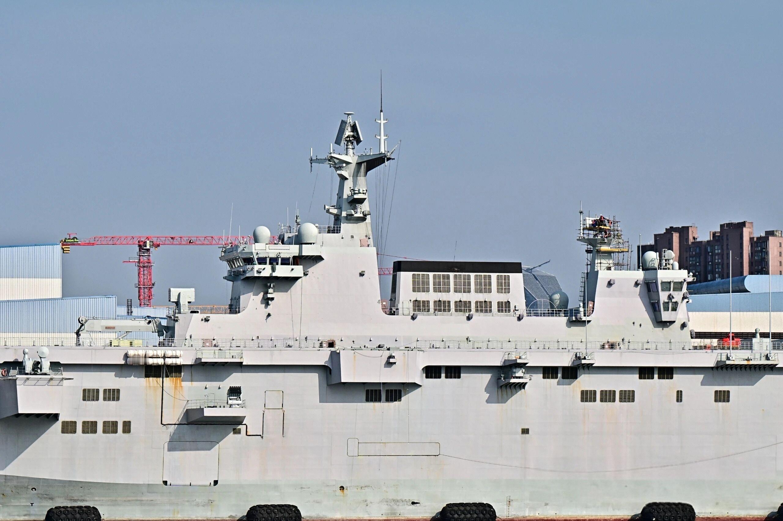 自从有了中达后可以随便玩了，乐高谁不会啊！前后甲板都有大东西，后面大平板和曲面都