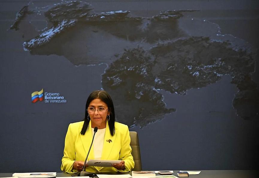 既然委内瑞拉恢复了驻美使馆。那么是不是应该安排人去看望一下身陷囹圄的马杜罗夫妇？