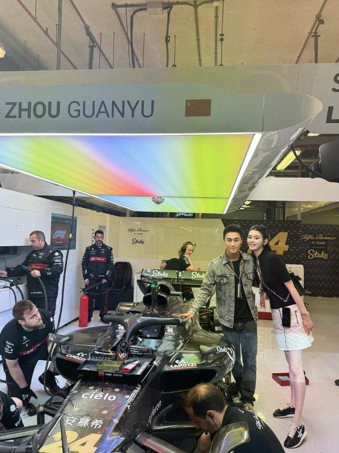 能成为豪门媳妇都是有原因的奚梦瑶只要不挨着何猷君照相，她就站直了…