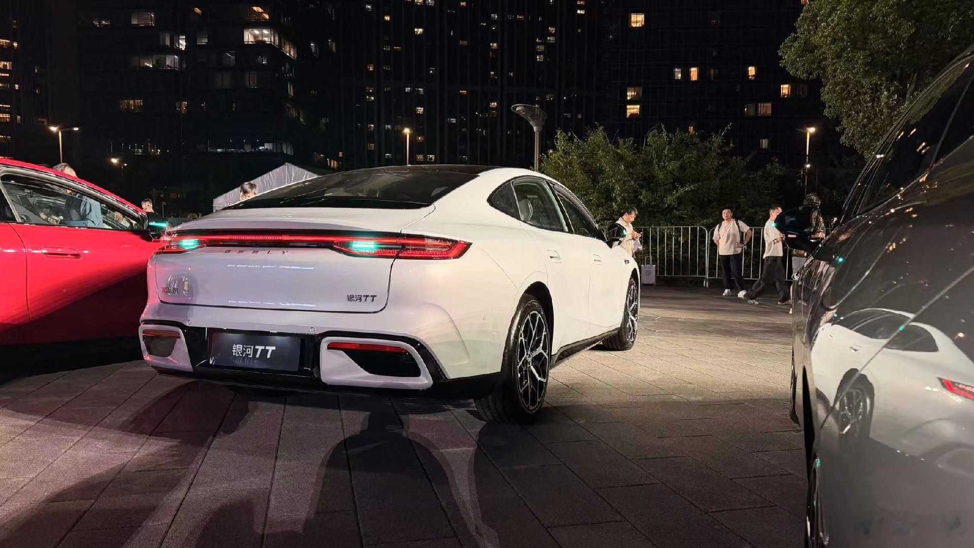 全系都长续航，800V架构，640km起步起步12.99万，电动前备箱，FSD避