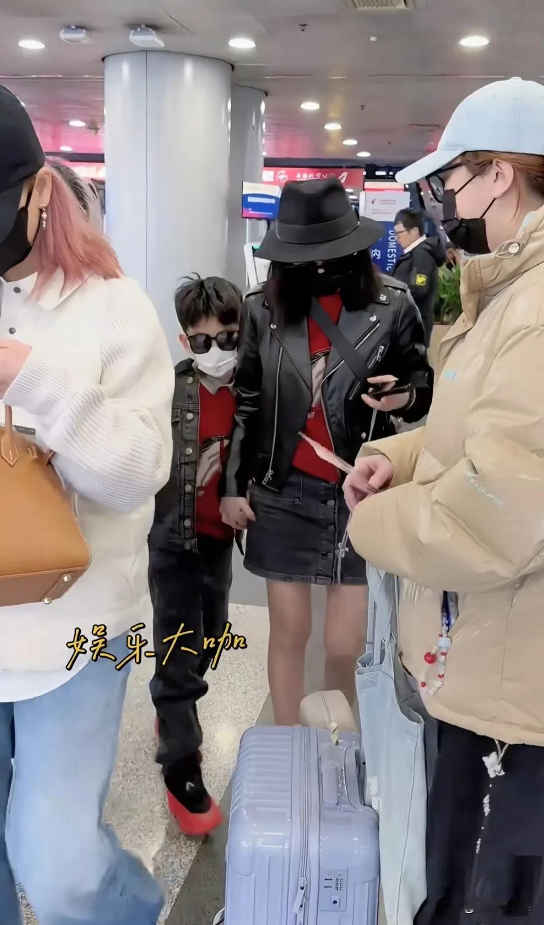 陈妍希带着儿子小星星去海口参加活动“腾讯视频星光大赏”。母子俩穿着亲子装，都带