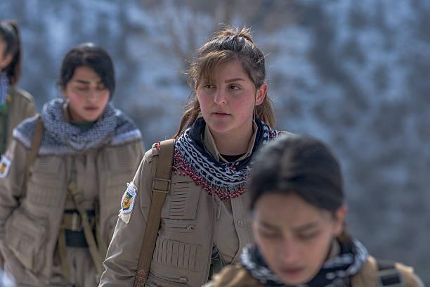 《别再把她们当“符号”：库尔德女兵，是真正在打仗的武装力量》很多人一提到“库尔