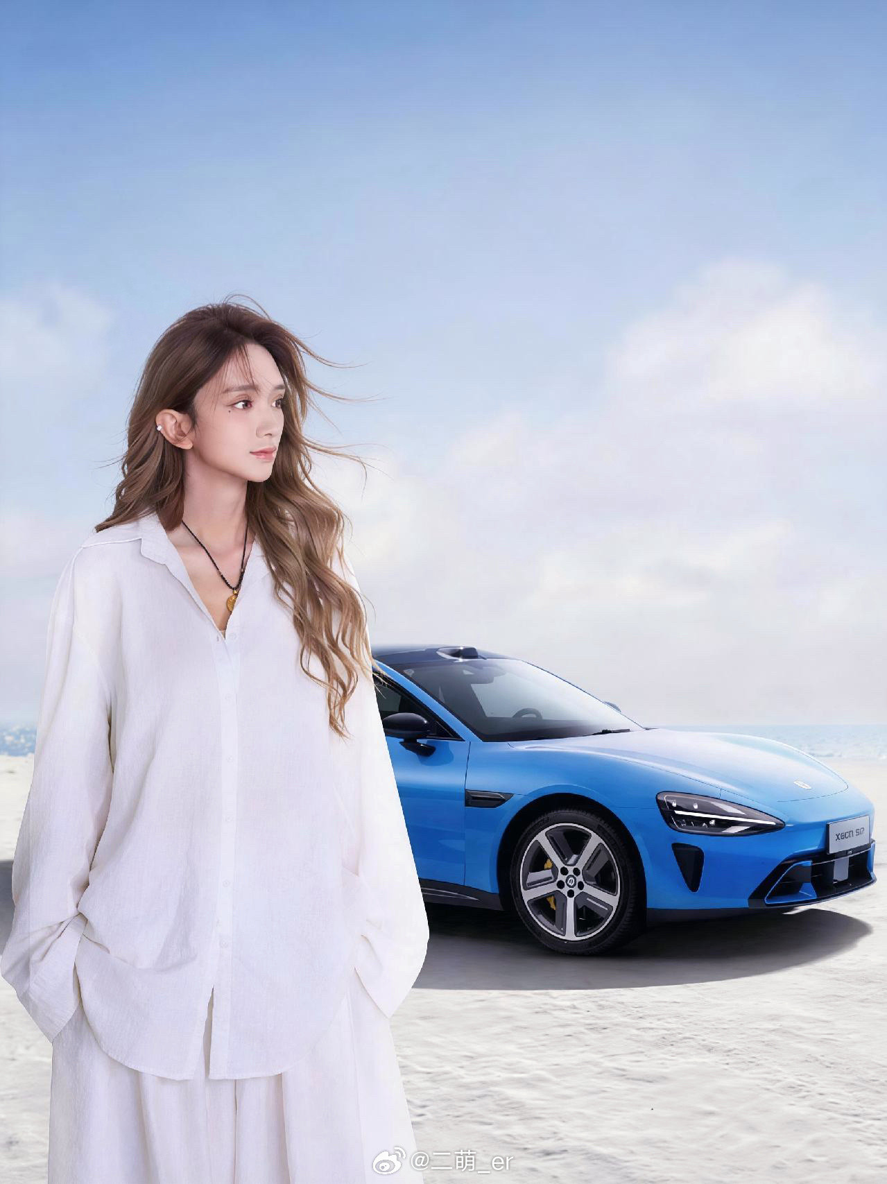 跟着舒淇拍了一套小米SU7大片靠近SU7卡布里蓝整个人就变得好安静时间也好像跟着