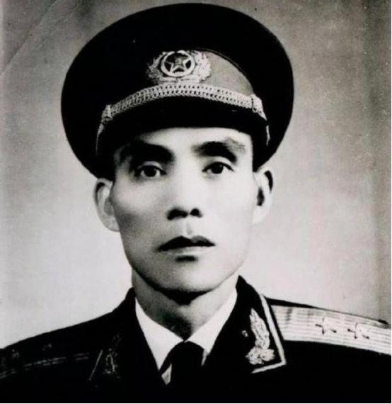 1951年，志愿军一万多人战场神秘消失，军长韦杰险被枪毙，9年后恩人落难，他开着