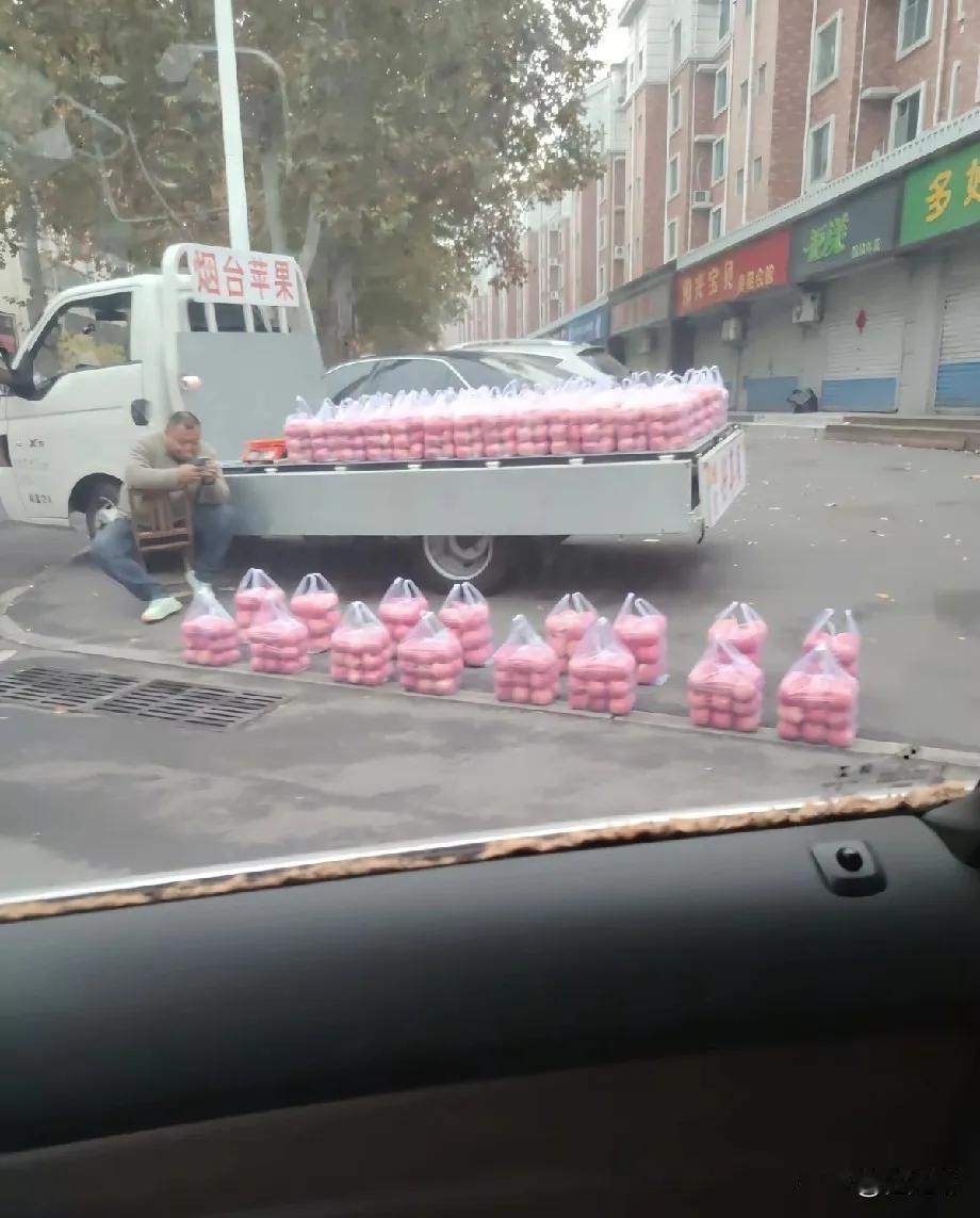 山东淄博的苹果哥火了。这是路人从多个角度拍摄的，无论是车上的苹果还是地上的苹果