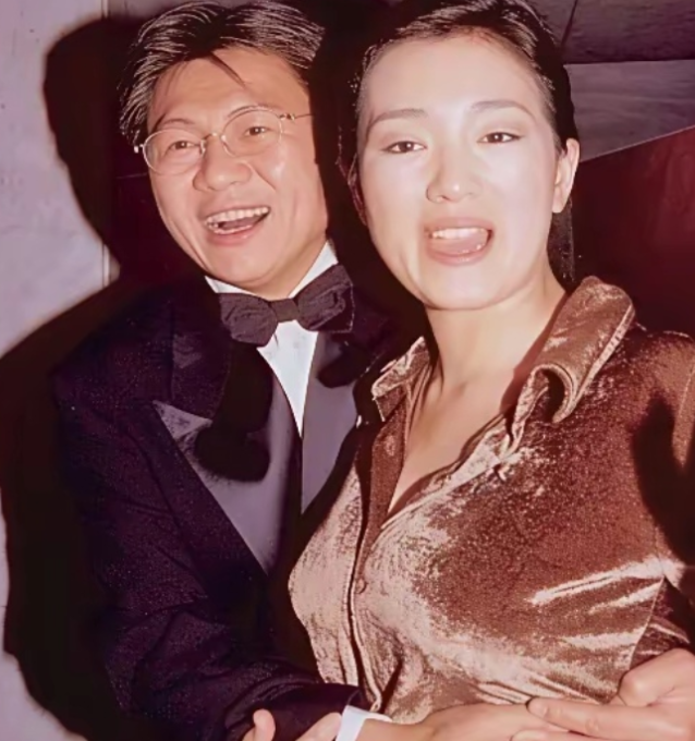 为生孩子影后巩俐喝了大半年中药1996年，她嫁新加坡商人黄和祥，听从母亲建议，