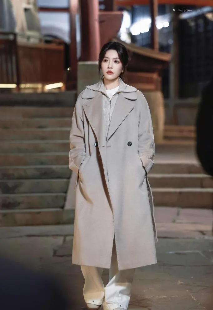 蔡文静换风格直接美出圈！浅驼大衣+松弛感穿搭，气质温柔又高级蔡文静这新造型