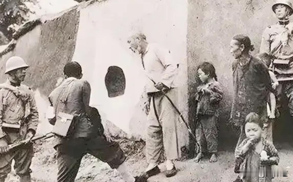 抗战时一地下党被捕，日伪乡长看后踢了对方一脚：共产党会要你这种货色？蠢得挂相！