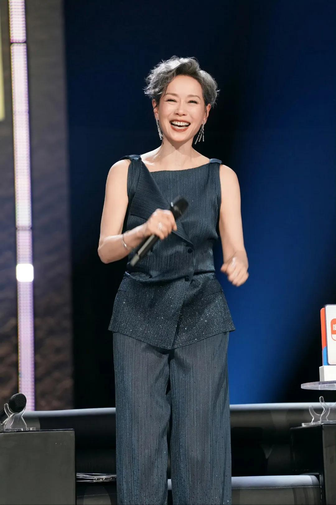 谁懂啊！岁月真的从不败美人✨叶童这身深灰蓝闪钻套装也太绝了低调细闪自带柔光贵