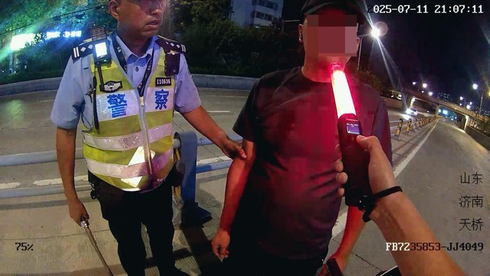 济南一男子酒驾遇检查, 掉头逆行被罚