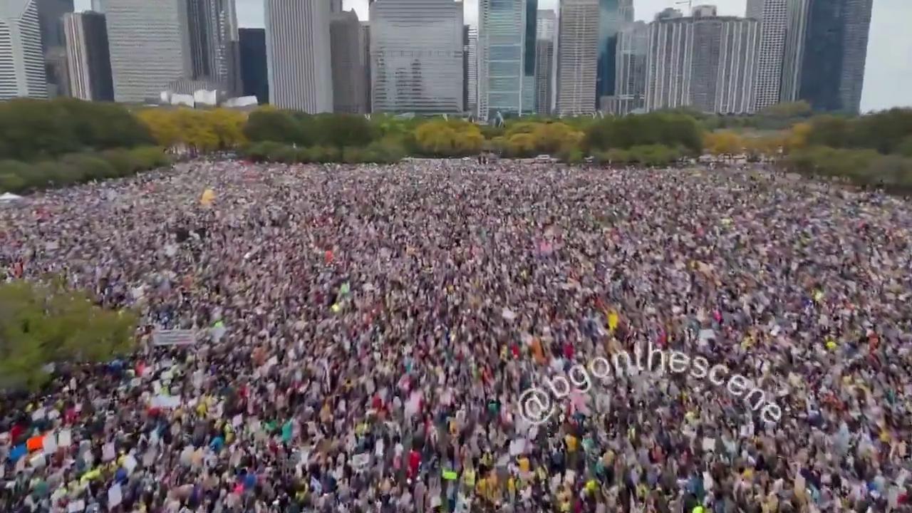 来看看美国真正的美丽风景线吧：700万人几乎同时走上街头，50个州同步，超过25