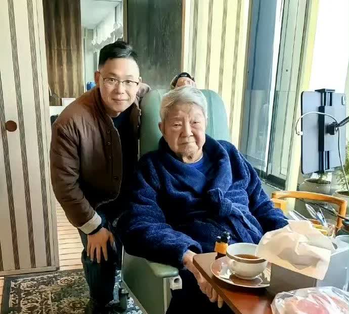 香港“四大才子”之一的83岁的蔡澜，现在快活似神仙，长租香港天价的海景酒店，七八