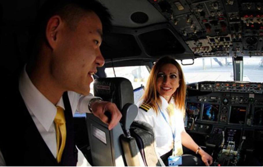 美军女飞行员破产后入职中国航司，如今拿了“绿卡”，还要在中国干到退休曾在海湾