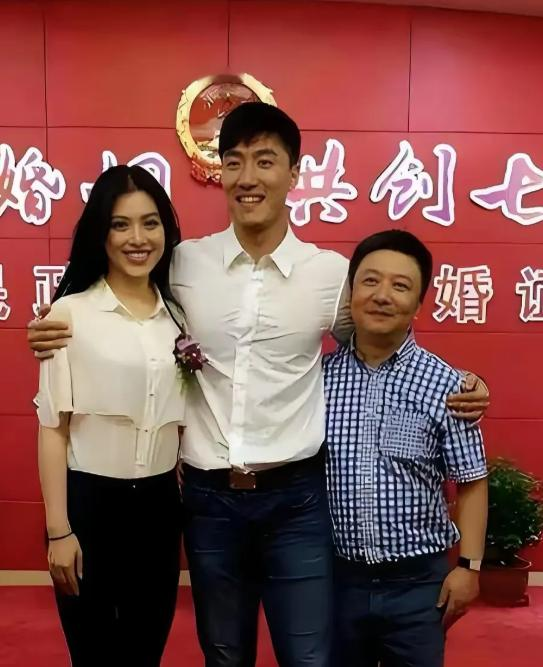 当年刘翔跟葛天的婚姻曾经引起过很大的轰动，这段感情刚开始的时候充满了甜蜜跟幸福。从这张照片里可以看出