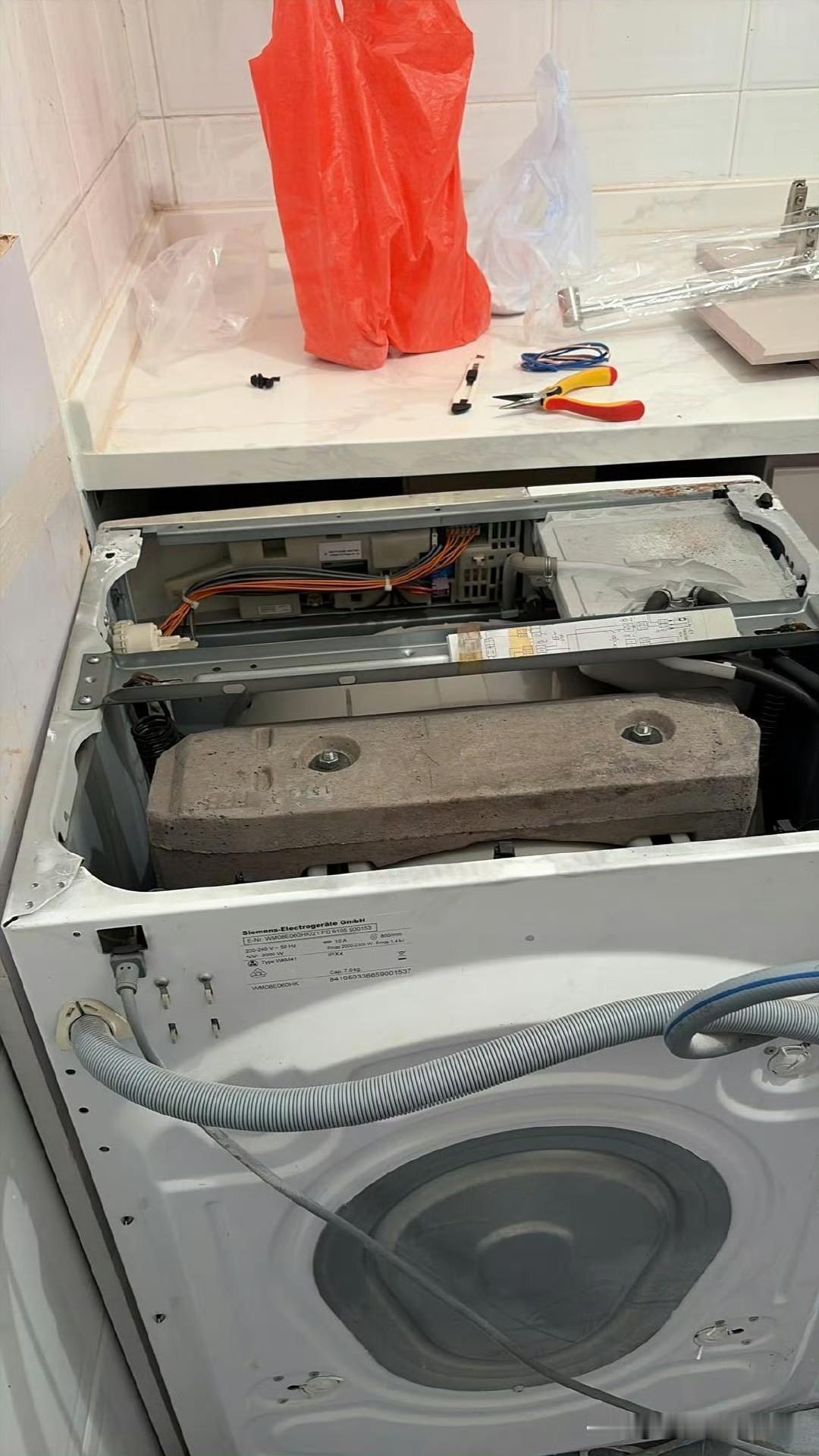 香港装修小常识：洗衣机飞顶。洗衣机因管道问题，所以大部分都放在厨房内，然而灶