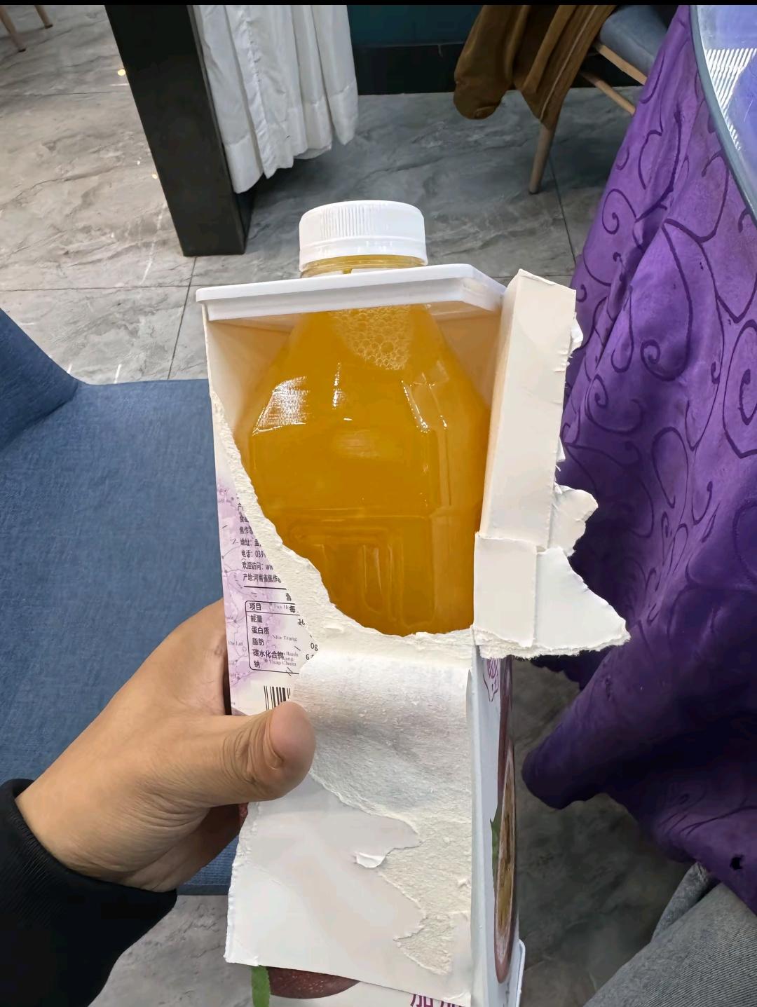 今年的NFC果汁格外的多！拆开之后发现里面是普通的塑料瓶子！有网友称这样做可