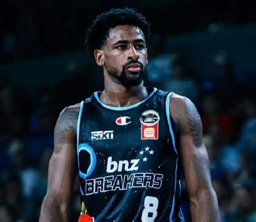 据爆料，辽宁男篮又签约了一个叫布罗金顿的后卫，加上哈维，威尔斯，三个外援都是一米