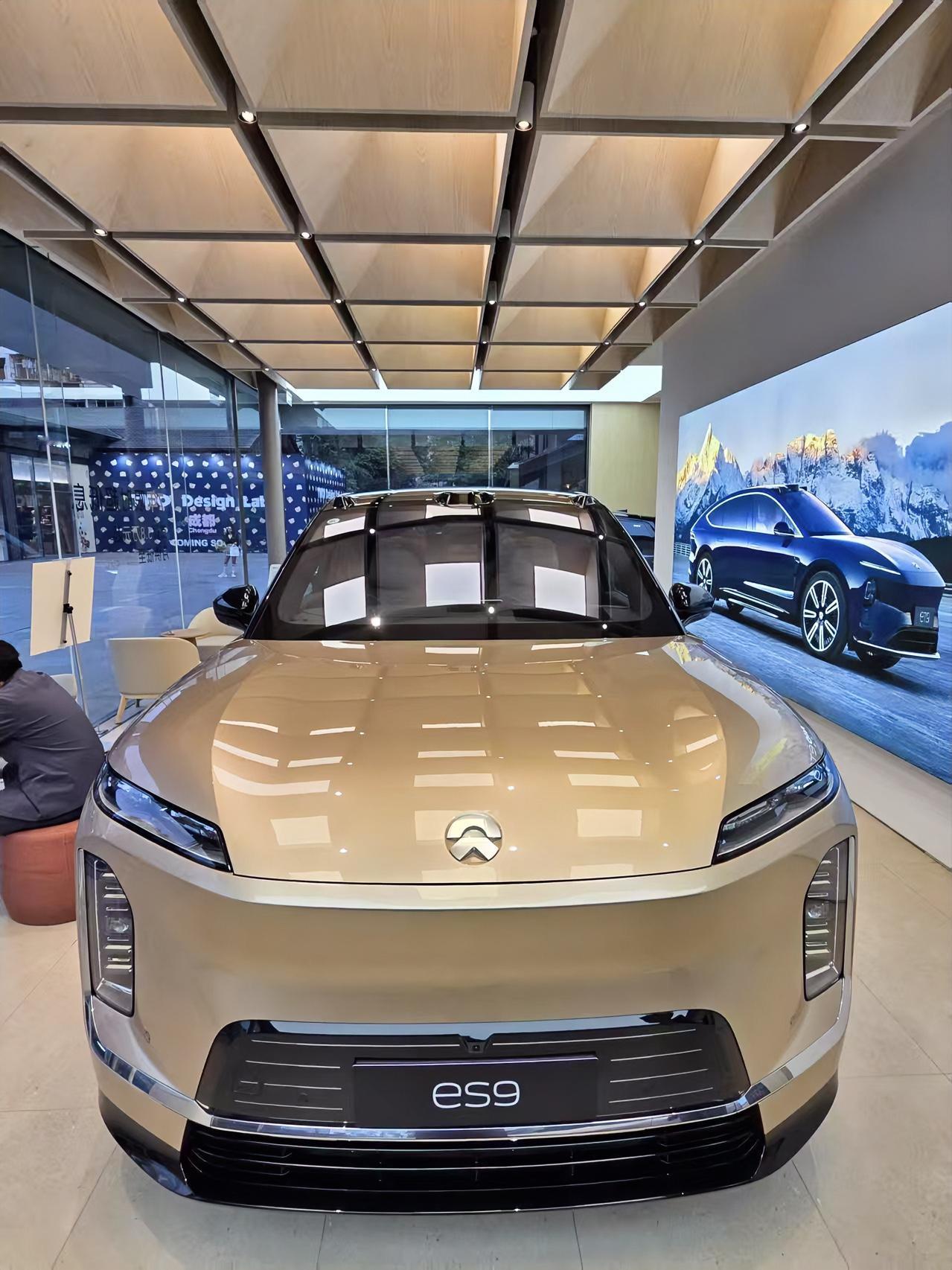 今天实地看了ES9的实车，最大感受：它真的太太太……太大了！原本以为ES9@仅