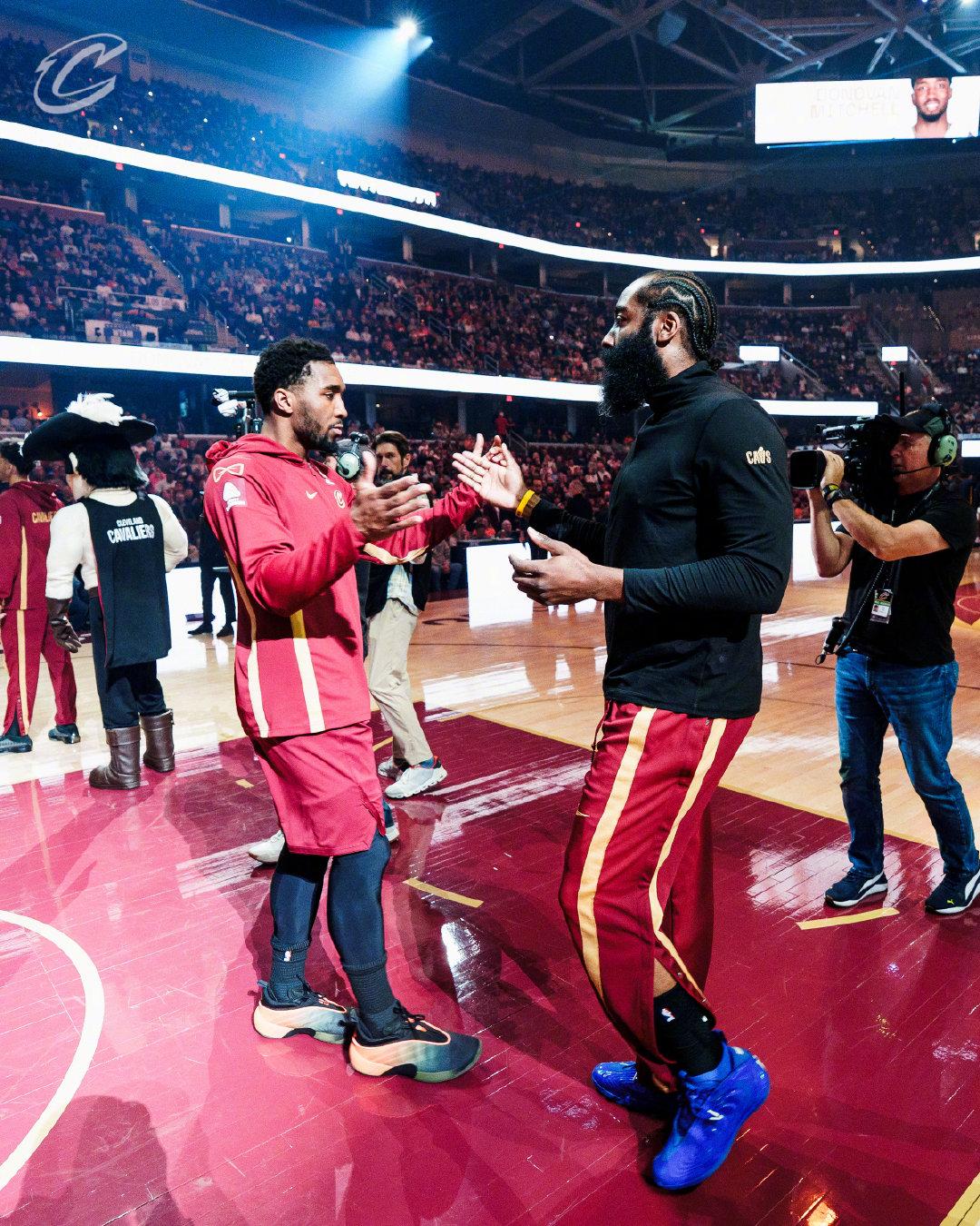 终于等到了，今天哈登也轮休了！毕竟昨天刚打完步行者，今天这场是背靠背，而且还是