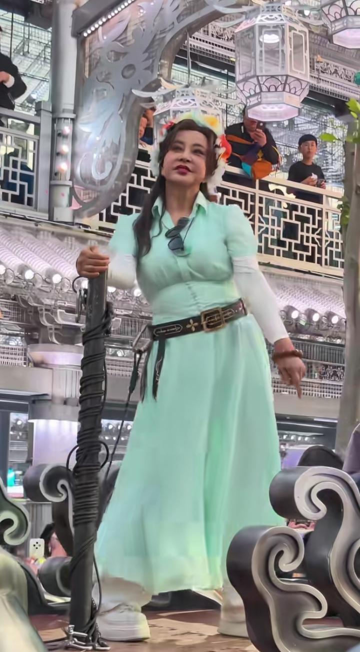 近日在开封王婆相亲舞台现场，75岁的刘晓庆惊喜现身，当天她头戴缤纷花环，站上花车