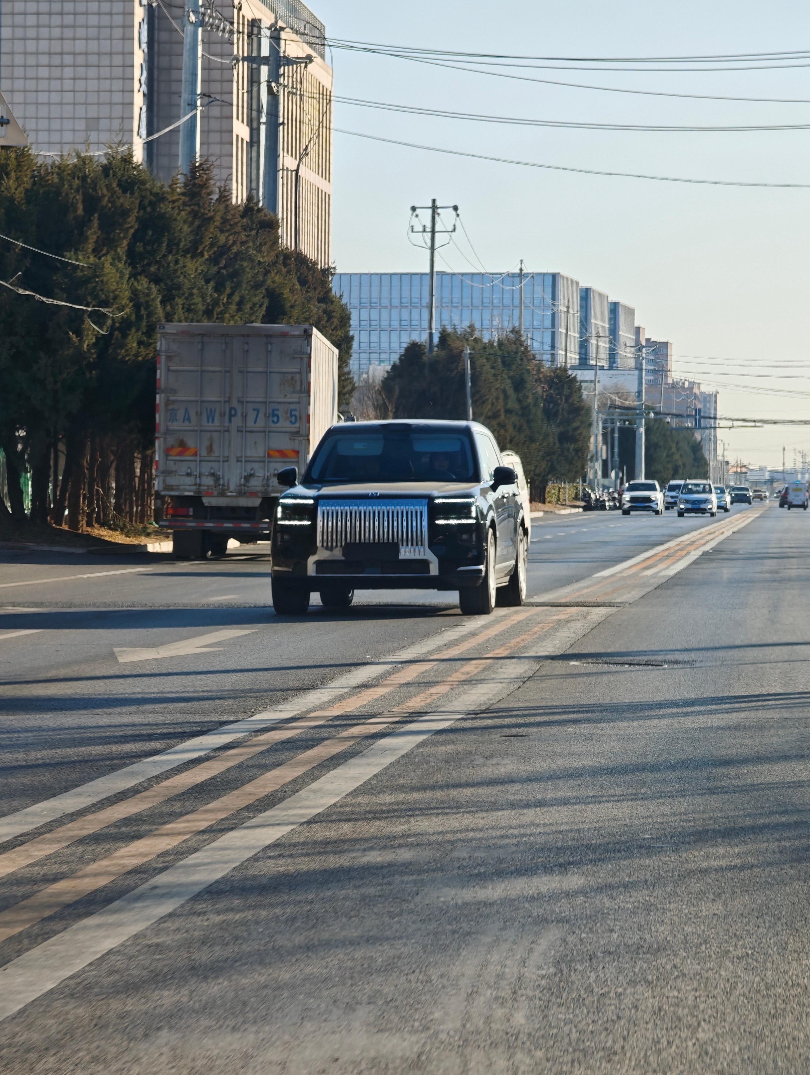 迎面开过来，很尊~我见到的极氪9X好像全部都是黑色，无一例外