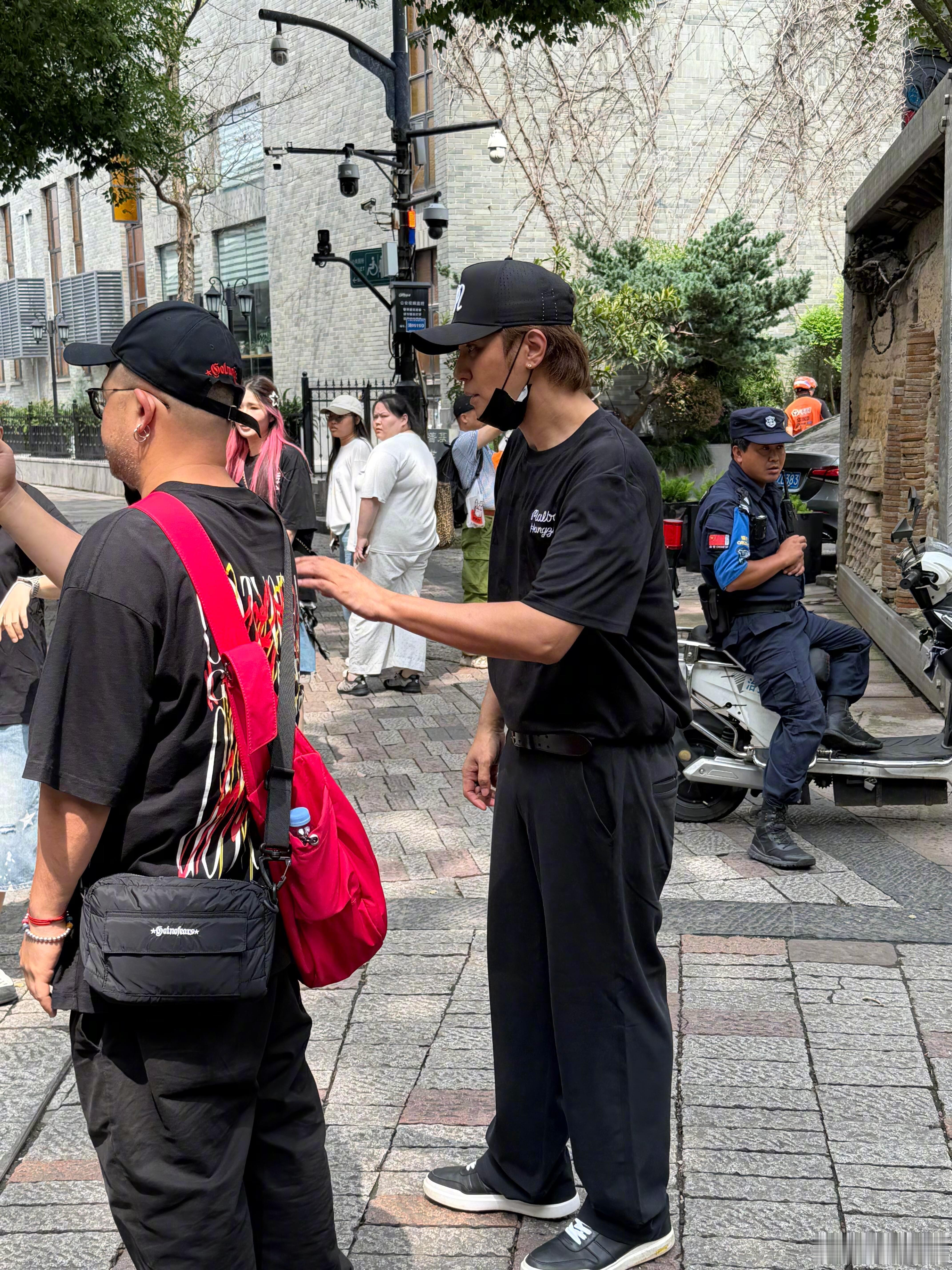 网友今天偶遇的罗志祥，他这个黑眼圈是不是天生的啊，怎么一直这么明显[笑着哭]​​