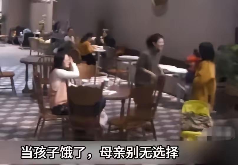 宝妈在餐厅掀起衣服喂母乳，隔壁桌女生看到后怒骂：“你这样太不文明了，等下我男朋友
