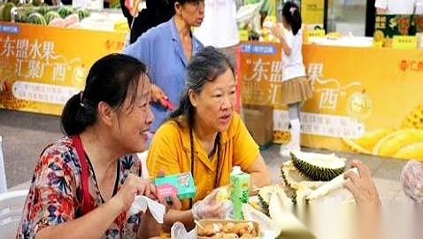 南宁江南万达门口，保安的嗓子都喊哑了，人还是里三层外三层地往里涌。不是明星，也