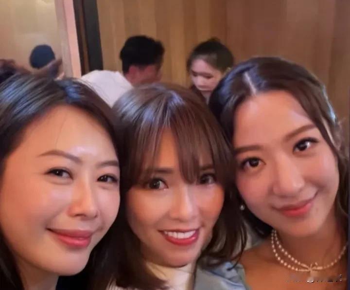 汪圆圆嫁入香港豪门被很多人羡慕，觉得她好幸福，可是她真的幸福吗？但我在媒体上