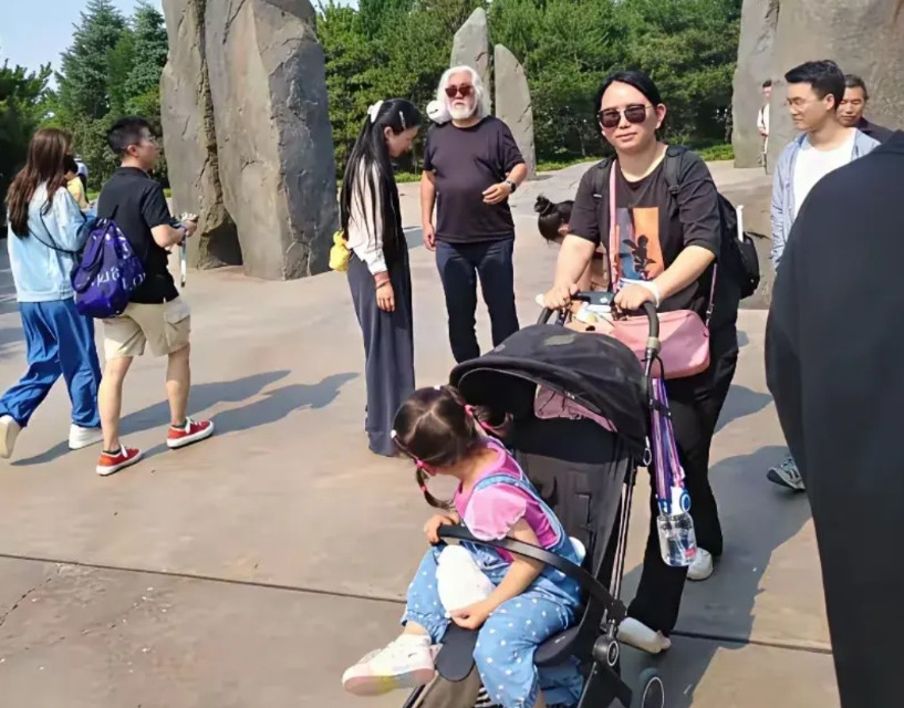 74岁张纪中，当众训得老婆，抬不起头来，路人都纷纷转头观望，杜星霖43岁，法学