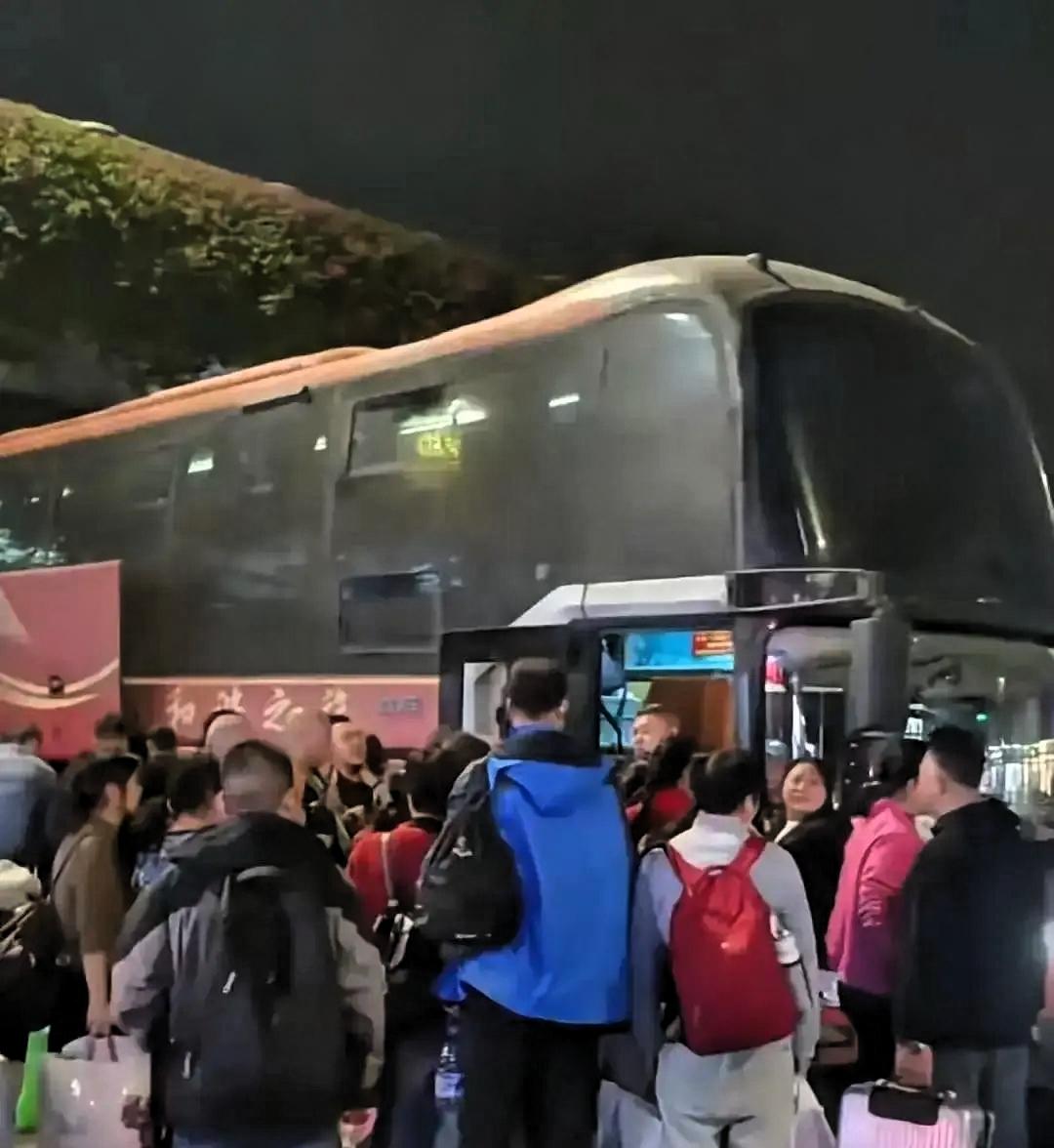 今年春运最离谱的，是大巴车把高铁和飞机给“背刺”了。不少在外务工的老乡都有同