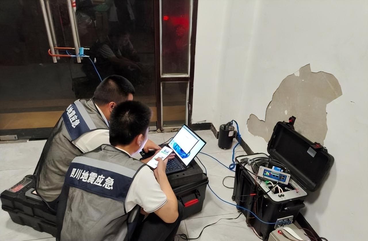 深夜突发强震！地震预警再立大功，关键时刻再度兜底，护住了数十万百姓的安危！据