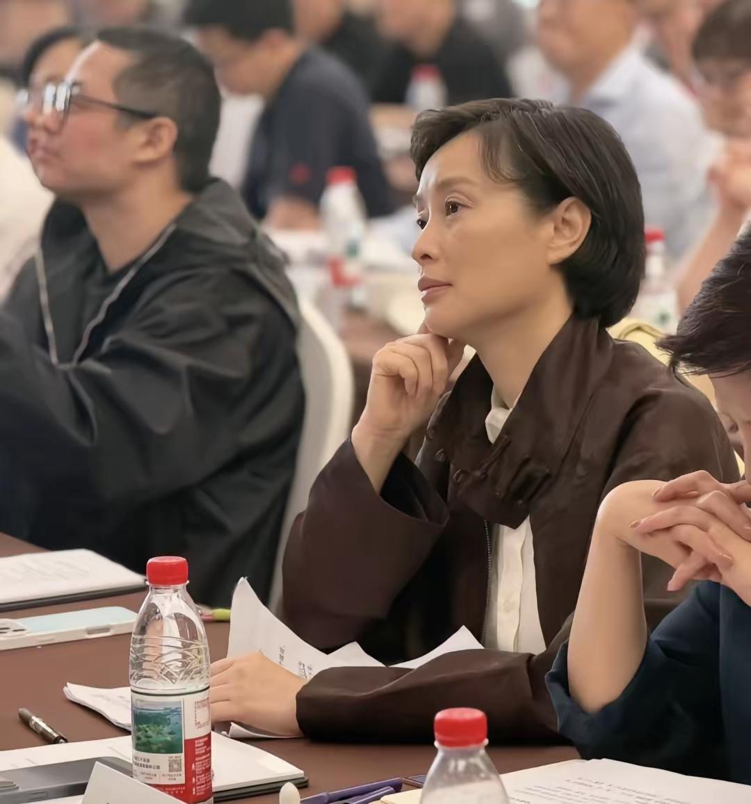 吴越素颜亮相上海电影工作会，镜头下的她留着干练的短发，素颜出镜，在没有美颜和滤镜