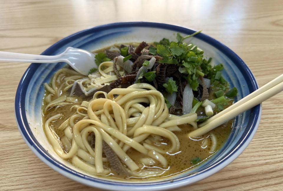 刚才去一家熟悉的餐厅吃饭，同一种饭实体店比外卖便宜了3块钱，分量多了三分之一，还
