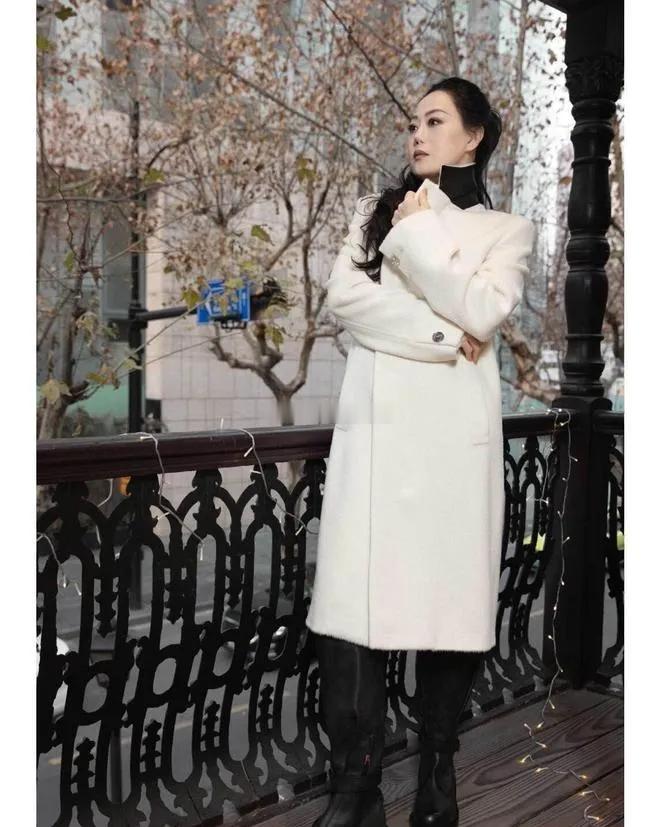 章小蕙这身造型太绝了！白色羊绒大衣质感上乘，衬得她贵妇气质尽显，搭配长筒靴利落有