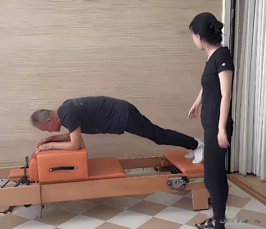 这就是代价！不要羡慕王石娶了年轻漂亮的田朴珺，美人之福也很难享受。王石首先要听话