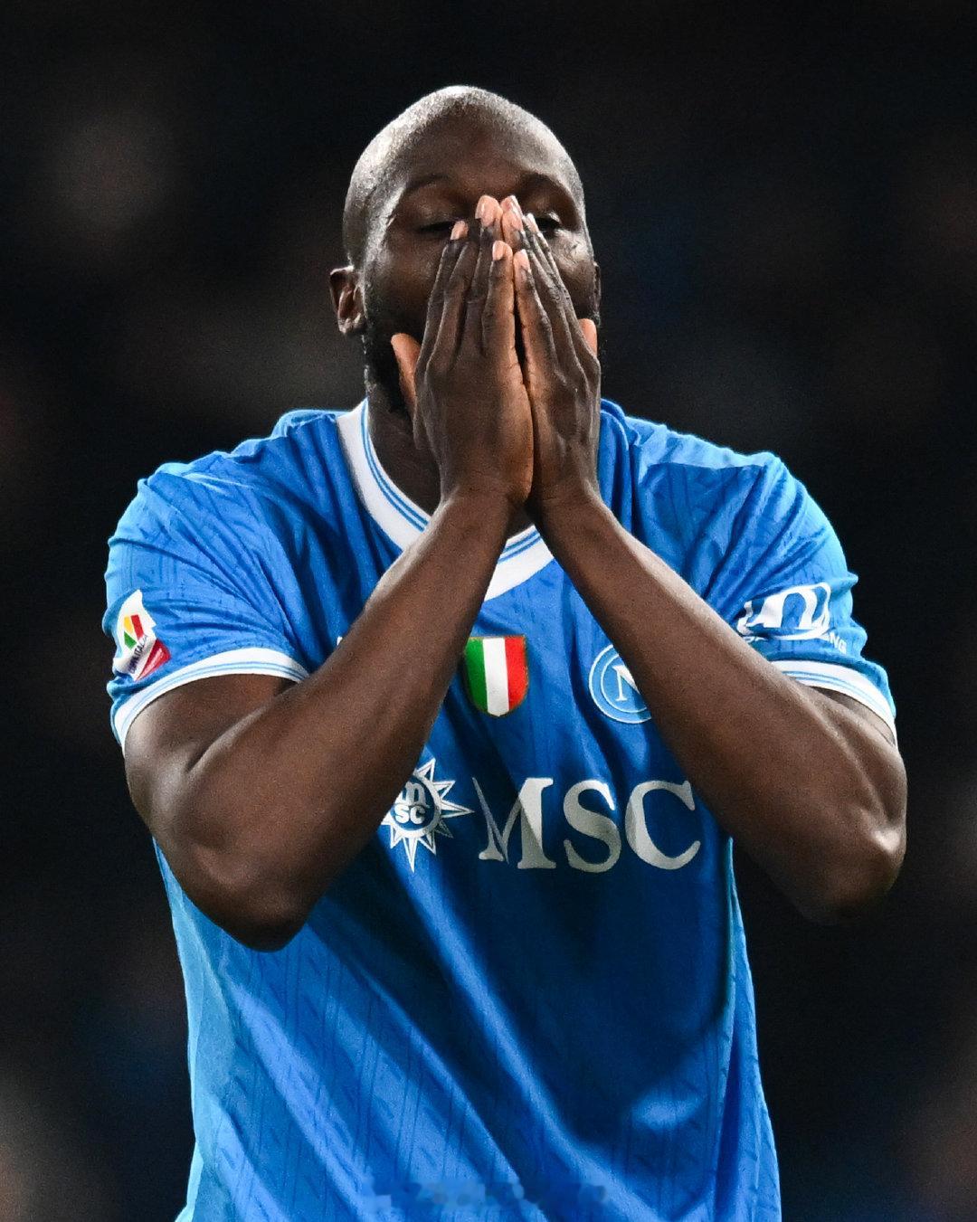 【只能单线作战】孔蒂执教的那不勒斯，已经在欧冠和意大利杯两项杯赛出局，本赛季剩下