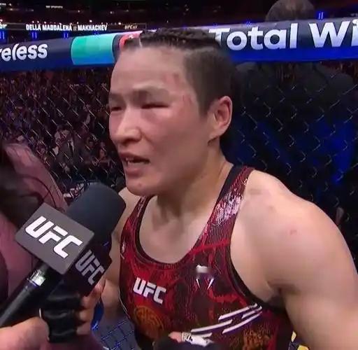 首回合一上来，张伟丽非常主动不断虚晃找节奏，随后舍甫琴科低扫。张伟丽后手直拳击中