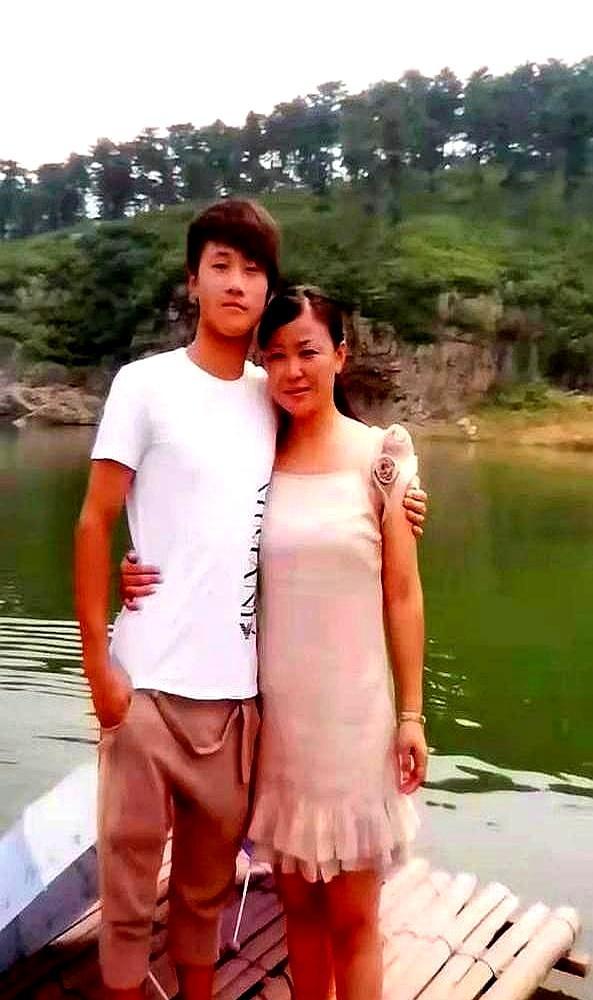 婚礼上，卖羊肉串的父亲手抖着把女儿交给新郎，她却对着所有人喊：我要带你拿奥运冠军