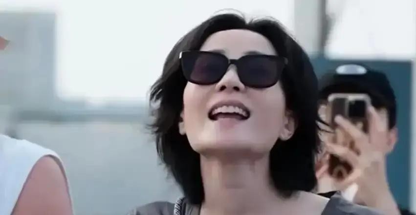 李亚鹏约俩闺女吃饭，餐厅门口站半天——左手是窦靖童的轻食不加酱，右手是李嫣的全糖冰奶茶。他不知道先递