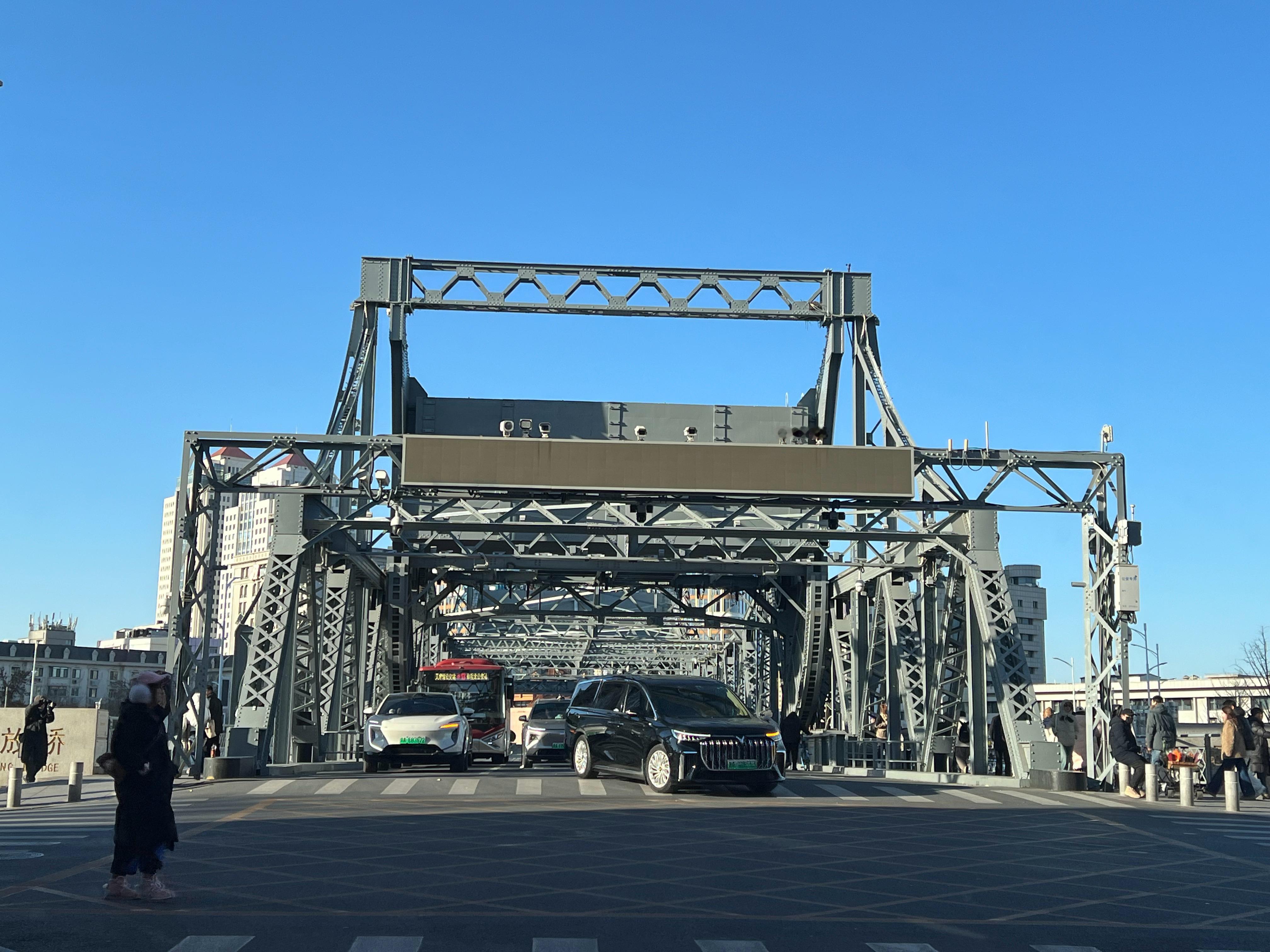 天津的地标性建筑，世纪钟过几天就是元旦，好多人会在这里跨年等敲钟然后旁边执勤的警