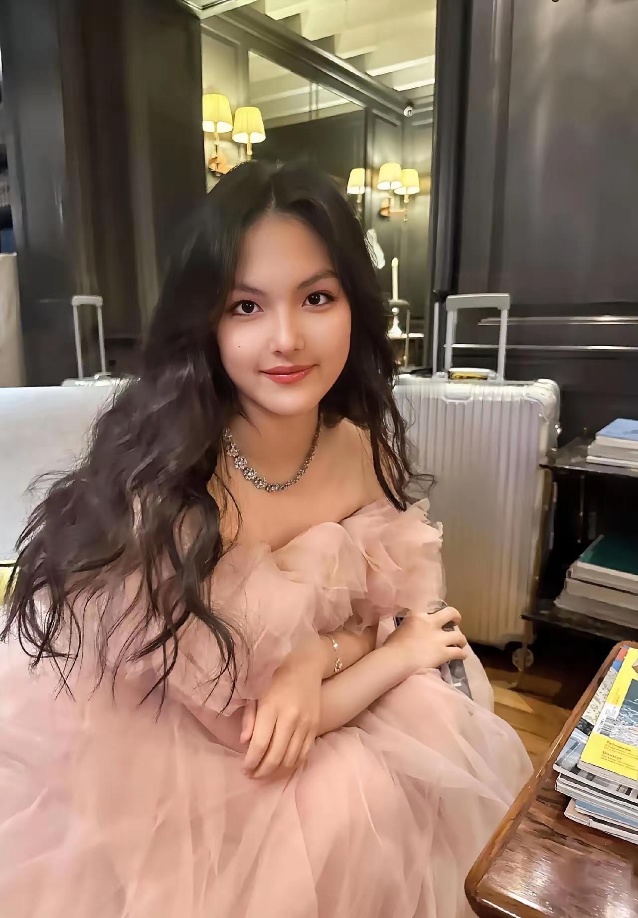 不扒不知道一扒吓一跳，原来王诗龄不只是豪门千金，还是艺术世家17岁直接拿下