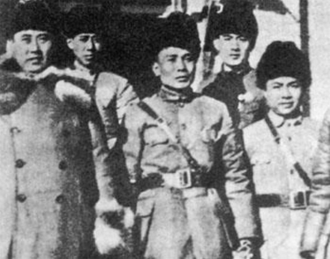 1948年底，一国民党伙夫战败被俘，却不愿意接受改编，于是解放军战士给了他两块银