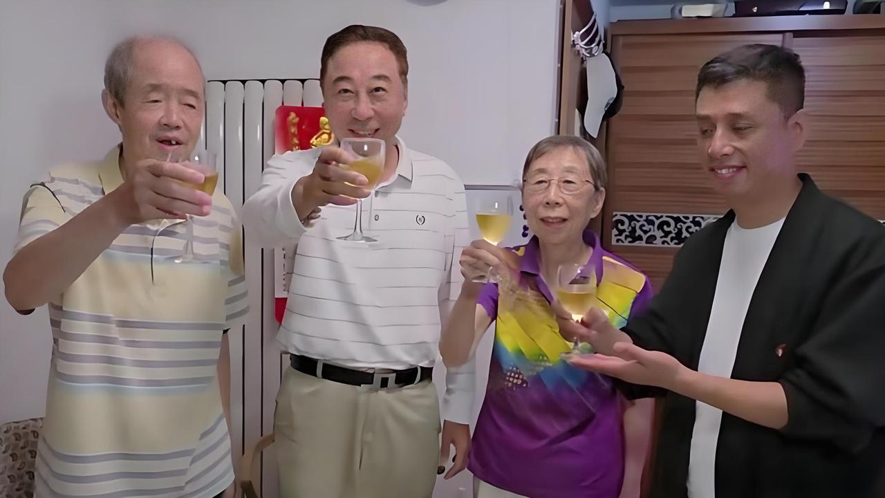 没想到冯巩跟姐姐的感情这么好，中秋节不回自己家，反而去姐姐家团圆，姐弟两人长得可