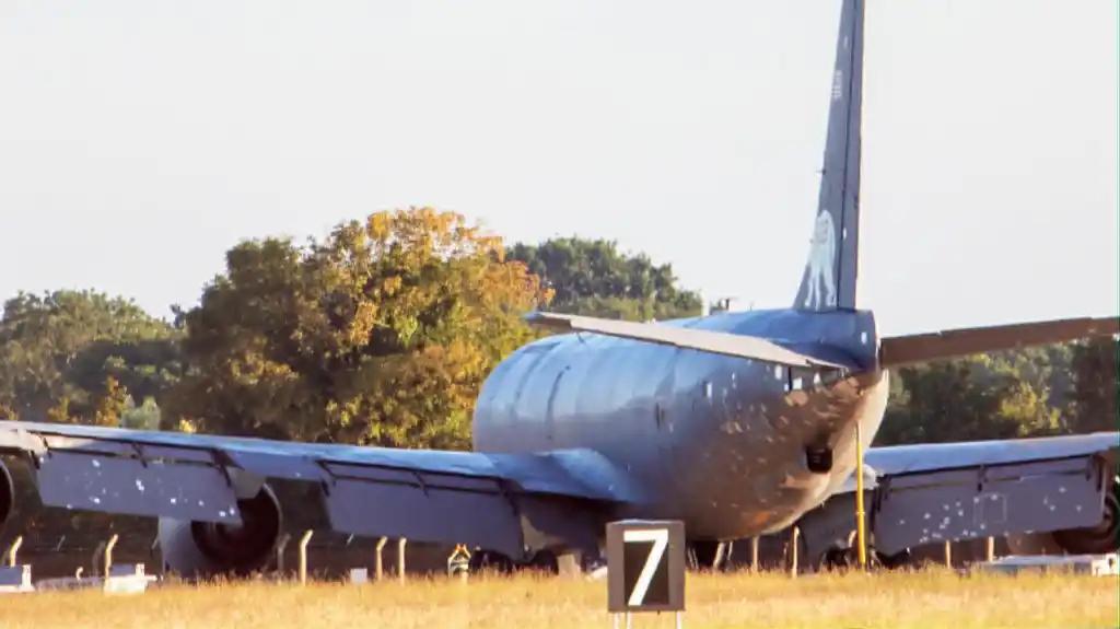 英国航空摄影师于皇家空军米尔登霍尔机场捕捉到美军受损的KC-135空中加油机