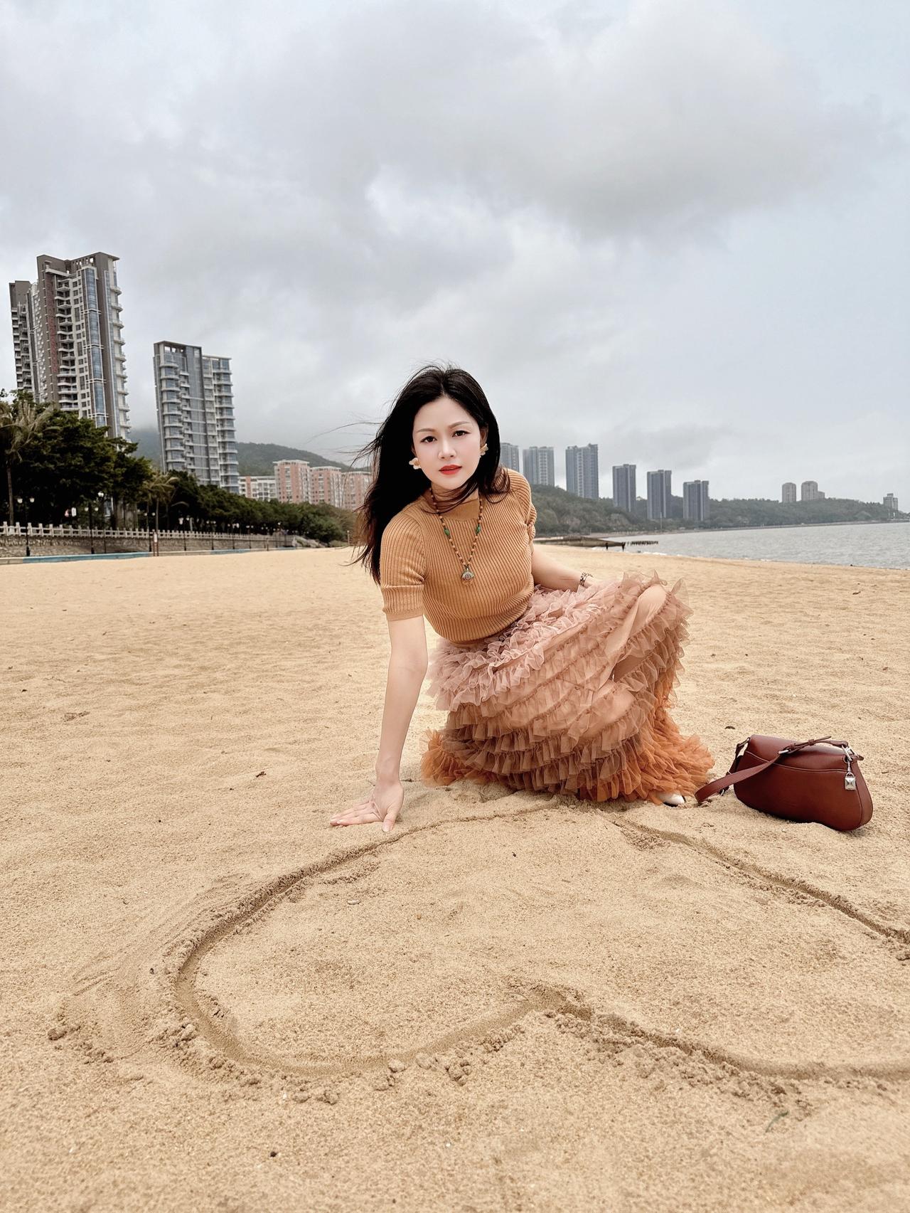 心灵的愉悦，来自精神的富有；简单的快乐，来自心态的知足海边拍照氛围感海边出片