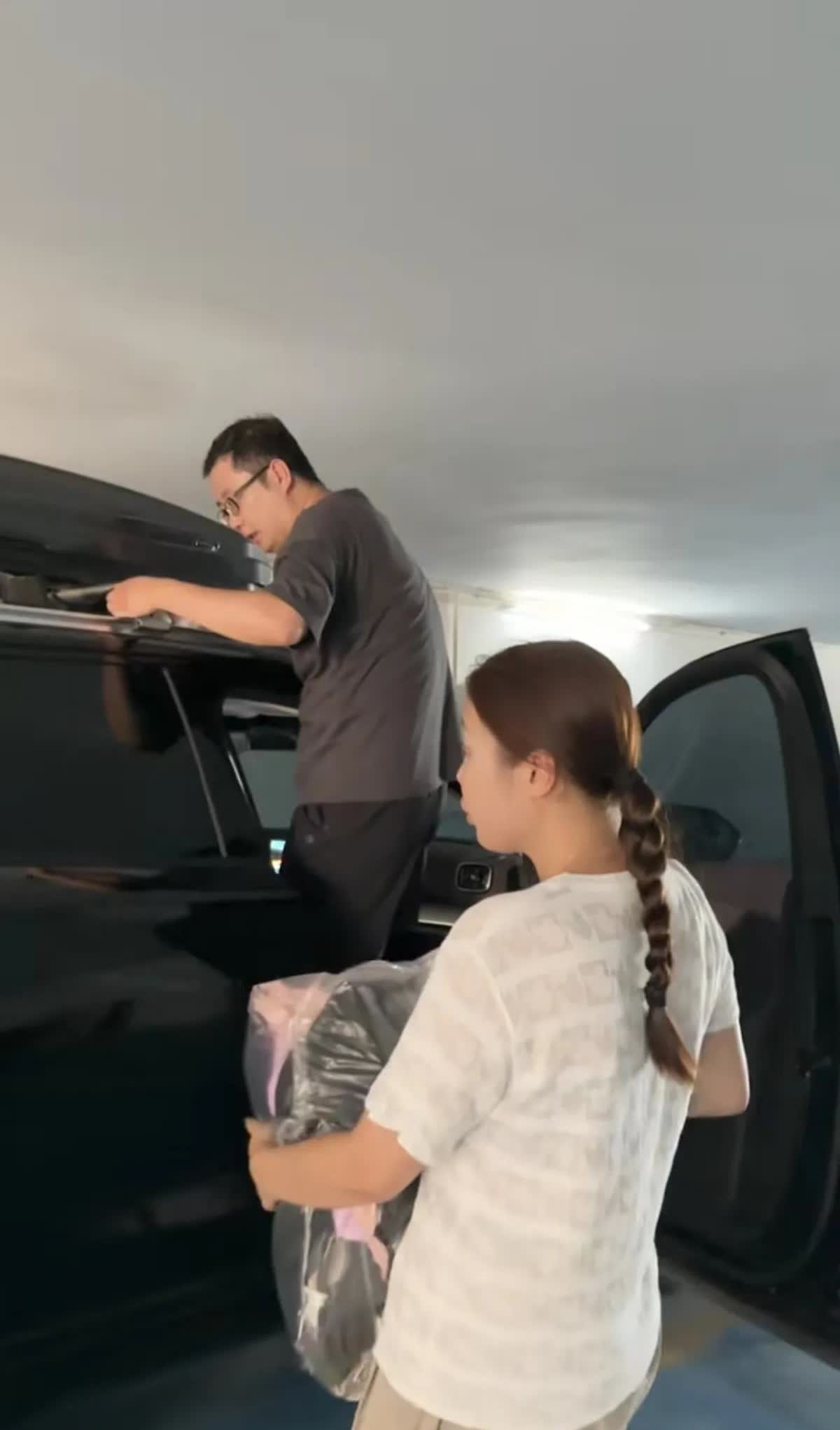 韦籁姐姐和姐夫真是一家人啊！太逗了。韦籁的车子要寄到云南，但是车上有行李架，