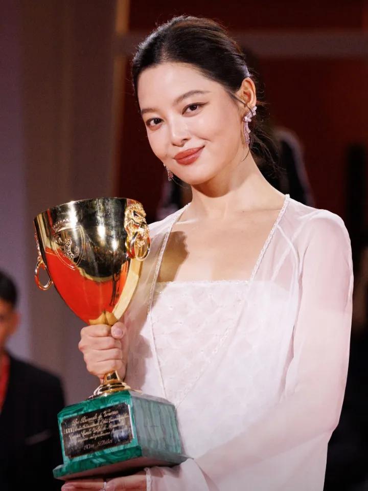80后首位威尼斯影后！辛芷蕾的电影为啥国际受捧国内遇冷？谁能想到，41岁的