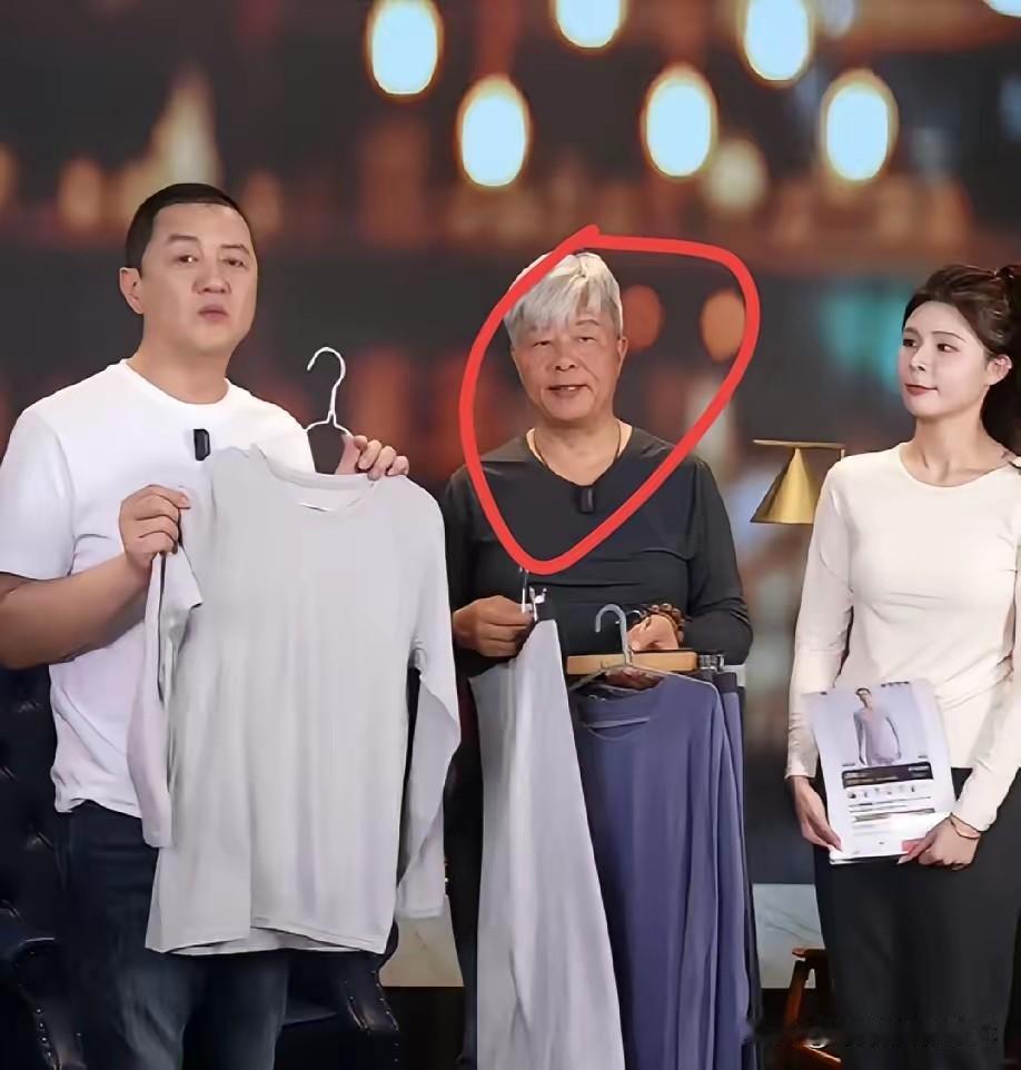 刷到李亚鹏的直播间，真把我给整乐了。一眼瞅见霞湖世家的老郭，那脸红得跟关公似